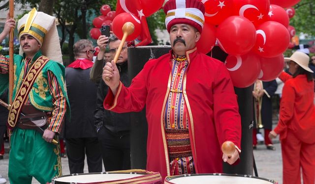New York'ta 43. Türk Günü Yürüyüşü için bayrak çekme töreni düzenlendi