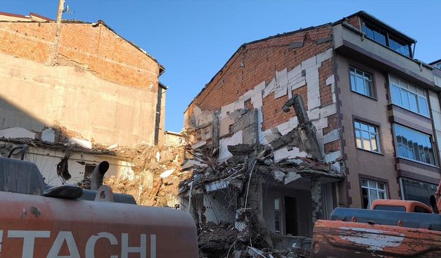 Sultangazi'de bina yıkımı sırasında bitişikteki iki apartman hasar gördü