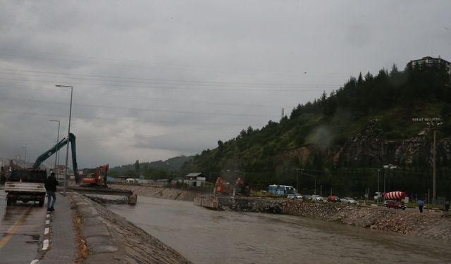 Tokat Belediye Başkanı Yazıcıoğlu, yıkımı devam eden ÇEDAŞ Köprüsü'nde incelemelerde bulundu