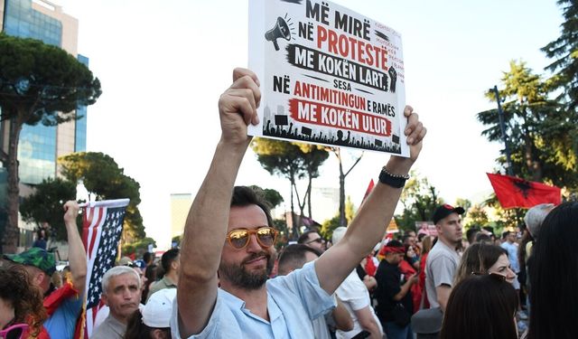 Arnavutluk'ta Zvernec'teki turizm projesine karşı gösteriler 13. gününde sürüyor