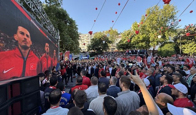 Bursa'da A Milli Futbol Takımı'nın maçı dev ekrandan izlendi