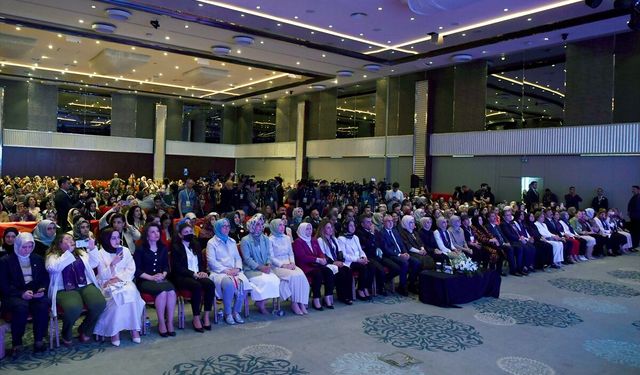 Emine Erdoğan, Şule Yüksel Şenler Vakfının 'Kursiyer ve Mezuniyet Buluşması'na katıldı: