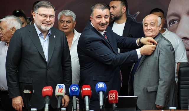 İzmir'de AK Parti'ye katılan yeni üyelere rozetleri takıldı