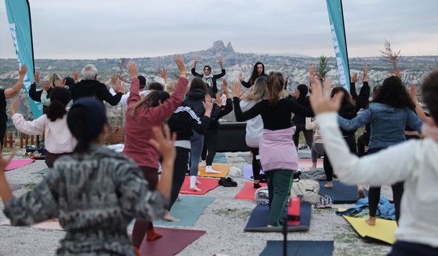 Kapadokya'da gün doğumunda yoga etkinliği düzenlendi