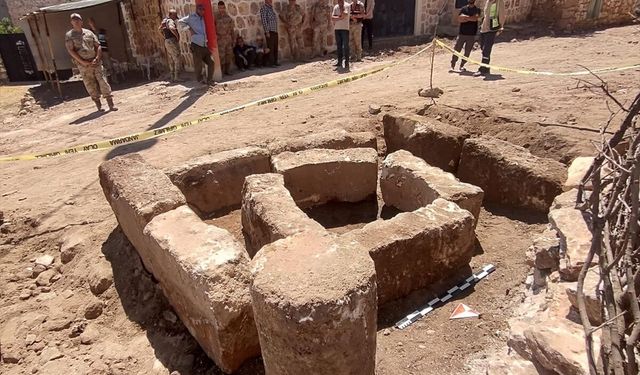 Mardin'de parke taşı döşeme çalışmaları sırasında tarihi taş bloklar bulundu