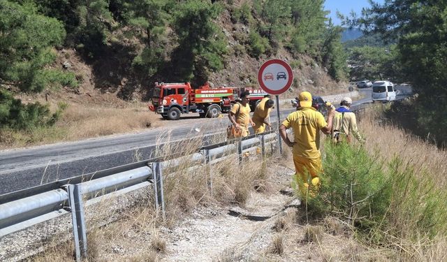 Marmaris'te orman yangınlarına karşı yol kenarlarında 'yanıcı madde' temizliği başlatıldı