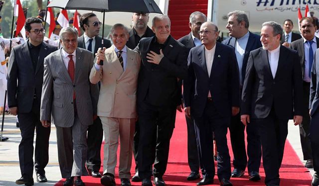İran Cumhurbaşkanı Pezeşkiyan Pakistan'da