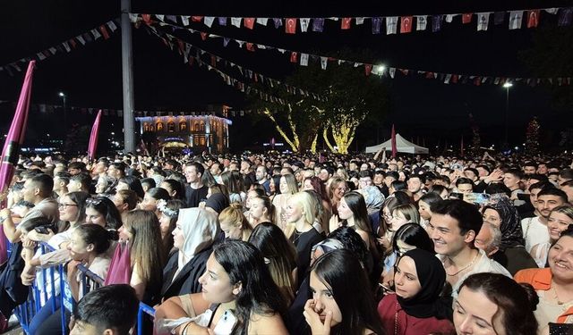 Parmos Bordo Basketbol takımı Bandırma'da şampiyonluğu kutladı
