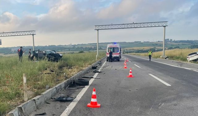 Tekirdağ'da iki otomobilin çarpıştığı kazada 8'i düzensiz göçmen 10 kişi yaralandı