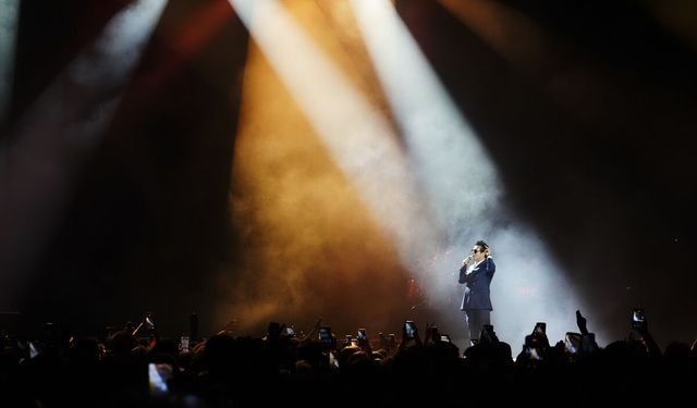 Teoman Beşiktaş Tüpraş Stadyumu'nda konser verdi