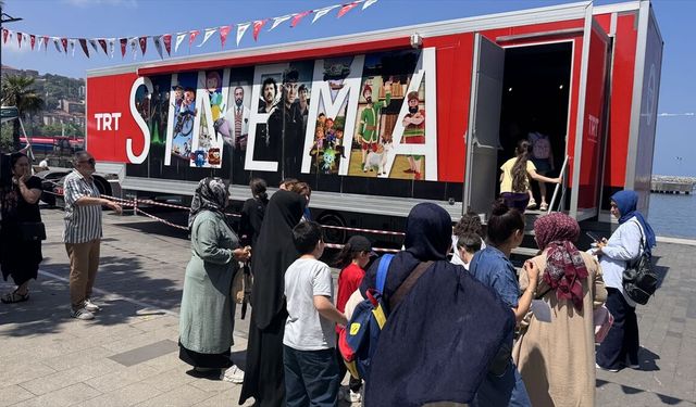 TRT Mobil Sinema Tırı Zonguldak'ta çocuklarla buluştu