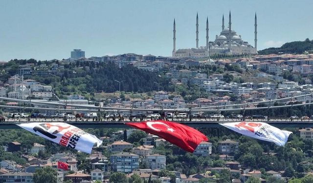 İstanbul Boğazı'ndaki köprülere 15 Temmuz dolayısıyla Türk bayrağı asıldı