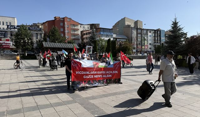 Erzurum'da sağlıkçılar Gazze için sessiz yürüyüşlerini 141'inci haftada sürdürdü