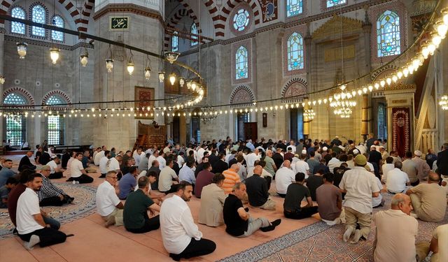 Fatih Şehzade Camisi'nde 15 Temmuz şehitleri için dua programı düzenlendi