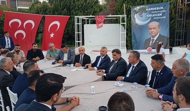 İzmir'de MHP'ye katılan 350 kişiye rozet takıldı