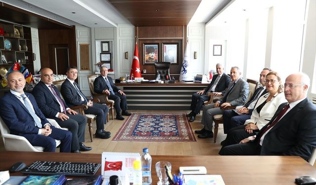 Sağlık Bakanı Memişoğlu'ndan İzmir Biyotıp ve Genom Merkezi'ne ziyaret: