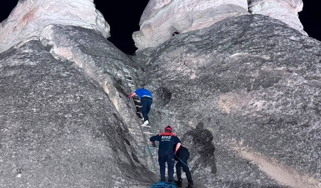 Kapadokya'da çıktığı peribacası yamacında mahsur kalan turisti AFAD ekipleri kurtardı