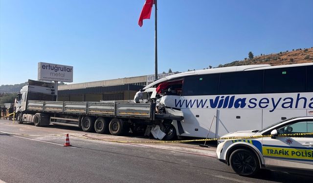 Muğla'da yolcu otobüsü ile tırın çarpıştığı kazada 3 kişi öldü, 17 kişi yaralandı