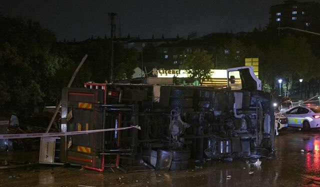Ankara'da kamyon ile otomobil çarpıştı, 3 kişi yaralandı