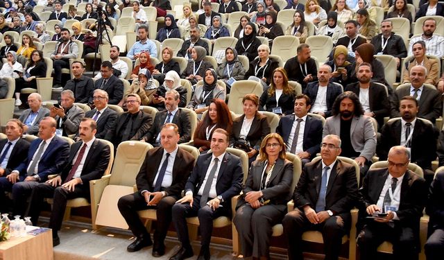 Bitlis'te 'Uluslararası Eğitim Bilimleri Kongresi' başladı