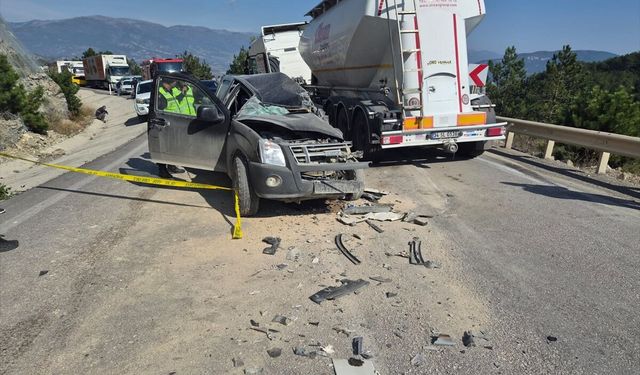 Bolu'da tır ile pikap çarpıştı, 1 kişi öldü, 2 kişi yaralandı