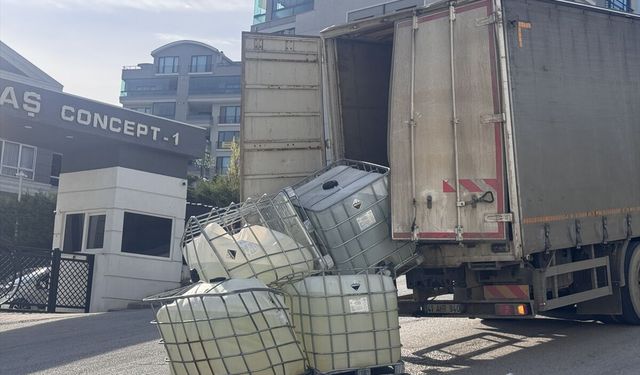 Bursa'da kamyondan düşen tanklardan sızan kimyasal madde nedeniyle cadde ulaşıma kapatıldı