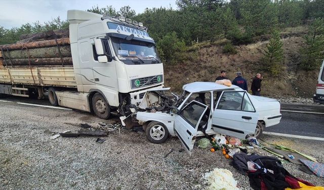 Çankırı'da tomruk yüklü tır ile çarpışan otomobildeki 3 kişi yaralandı