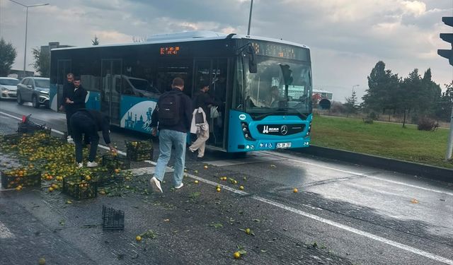 Erzurum'da kamyonetten yola dökülen meyveleri vatandaşlar topladı