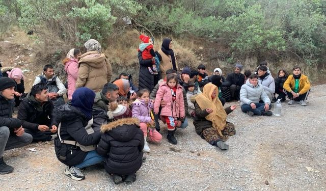 İzmir'de deniz kenarında 37 düzensiz göçmen yakalandı