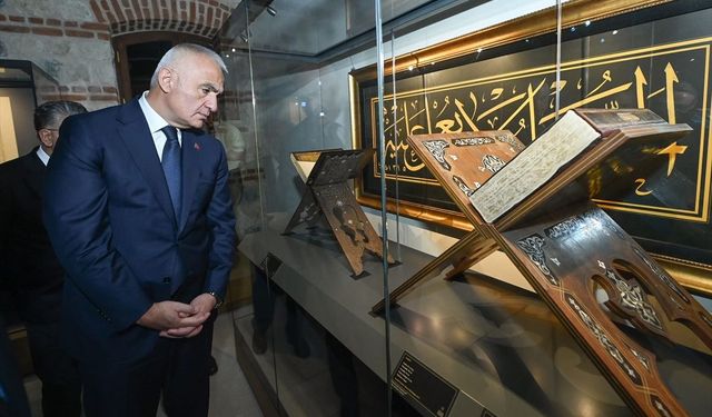Kabe'de de yazısı bulunan hattat Mehmed Özçay, 4,5 yılda tamamladığı el yazması mushafını TÜYEK'e bağışladı