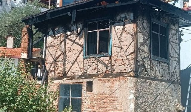 Muğla'da 2 katlı ev yandı