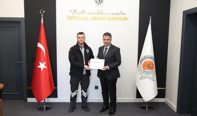 Samsun'da güvenlik görevlisinin hemzemin geçitte çocuğu kurtarması kamerada
