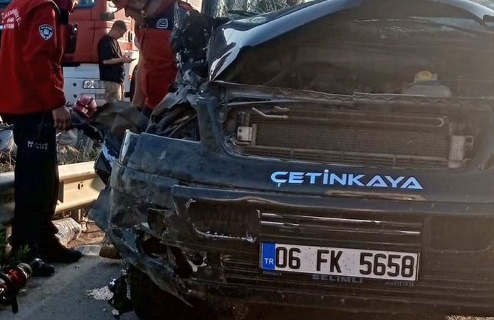 Balıkesir'de kamyon ile minibüsün çarpıştığı kazada 1'i ağır 6 kişi yaralandı