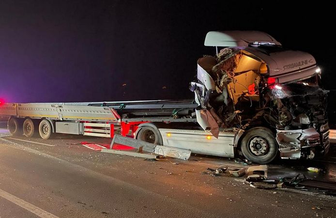 Sakarya'da kamyona çarpan tırın sürücüsü yaralandı