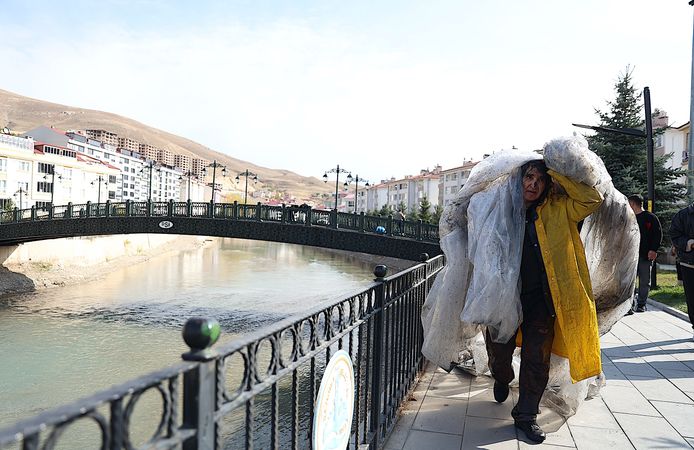 Sanatçı Mehmet Kavukcu'dan Bayburt'ta 'Arınma' performansı
