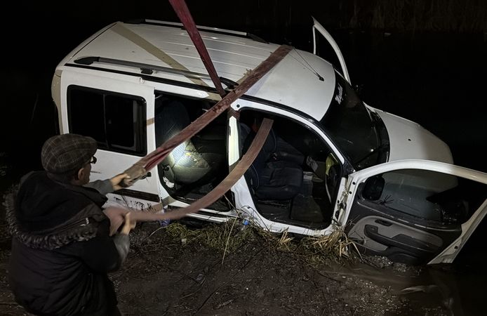 Eskişehir'de el freni çekilmeyen park halindeki araç Porsuk Çayı'na düştü