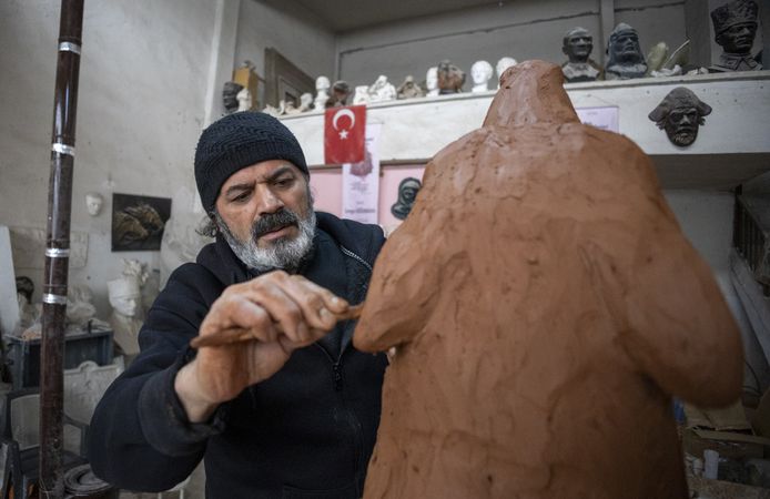 Babasından esinlenerek başladığı mesleğinde yüzlerce esere imza attı