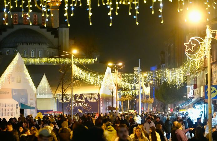 Esenler Dörtyol Meydanı ramazan ayı için ışıklandırıldı