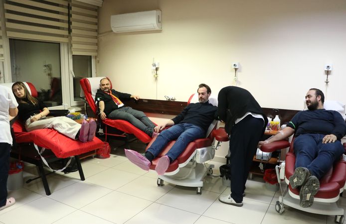 Kayseri'de Galatasaray taraftarları ile eğitim çalışanları kan bağışı yaptı