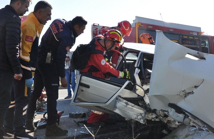 Muğla'da otomobilde sıkışan yolcuyu itfaiye kurtardı