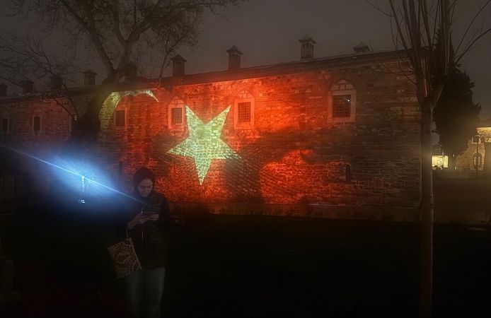 Bursa'da 'köklerimizden geleceğe' konulu ışık gösterimi yapıldı