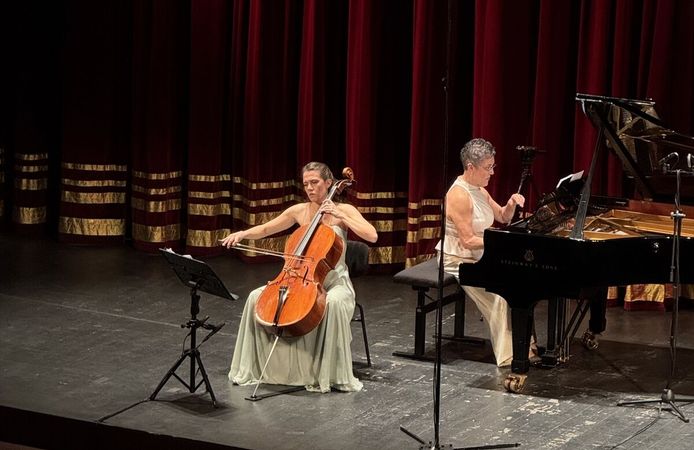 Çellist Selin Nardemir Önertürk ve piyanist Zümrüt Alieva Süreyya Operası'nda sahne aldı