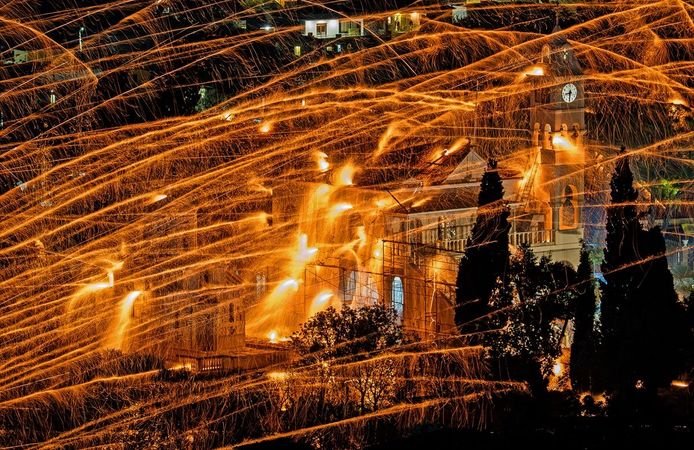 Sakız Adası'nda gökyüzünü aydınlatan Paskalya geleneği: Roket Savaşları