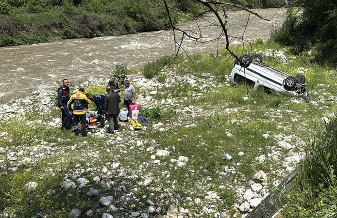 Bolu'da dere yatağına devrilen hafif ticari araçtaki anne ve 2 çocuğu yaralandı