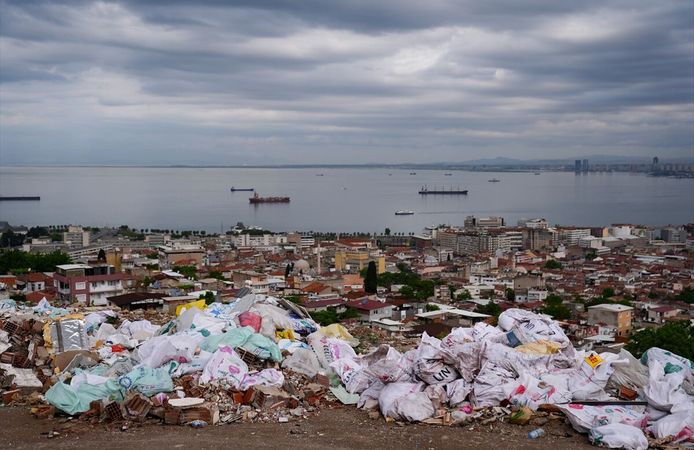 İzmir'de deniz manzaralı boş alana moloz ve çöp dökülmesine tepki