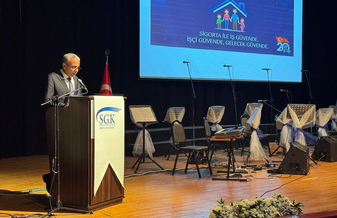 İzmir'de Sosyal Güvenlik Kurumu çalışanlarından oluşan koro konser verdi