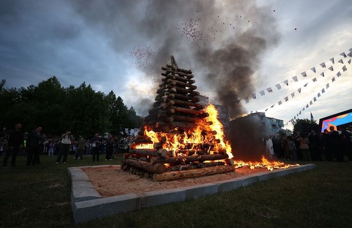 Kırklareli'nde geleneksel 'Kakava ateşi' yakıldı