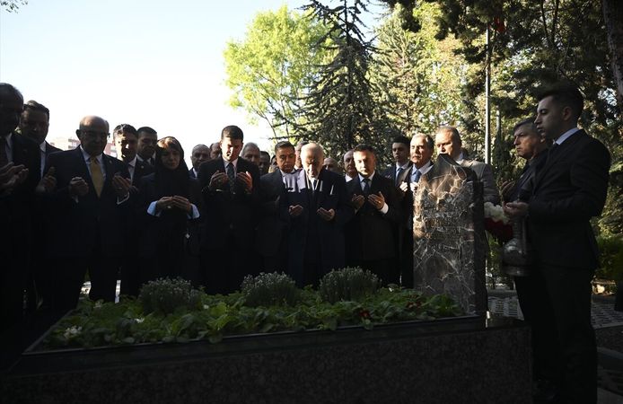 MHP Genel Başkanı Bahçeli, Alparslan Türkeş'in kabrini ziyaret etti