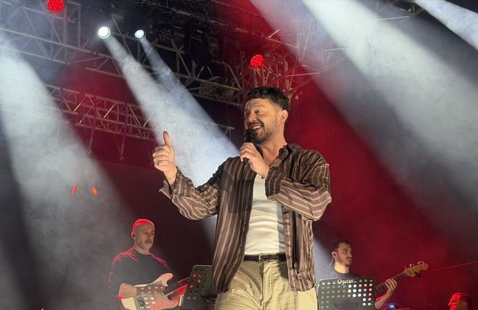 Şarkıcı Murat Boz 16. Emiralem Uluslararası Çilek Festivali'nde sahne aldı