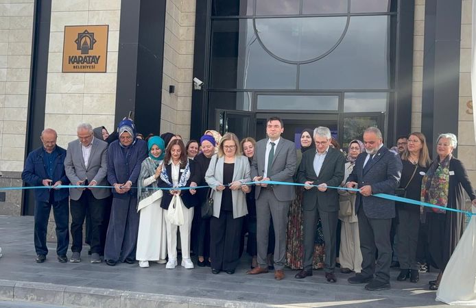 Tezhip sanatçısı Mamure Öz ve öğrencilerinin eserleri Konya'da sanatseverlerle buluştu